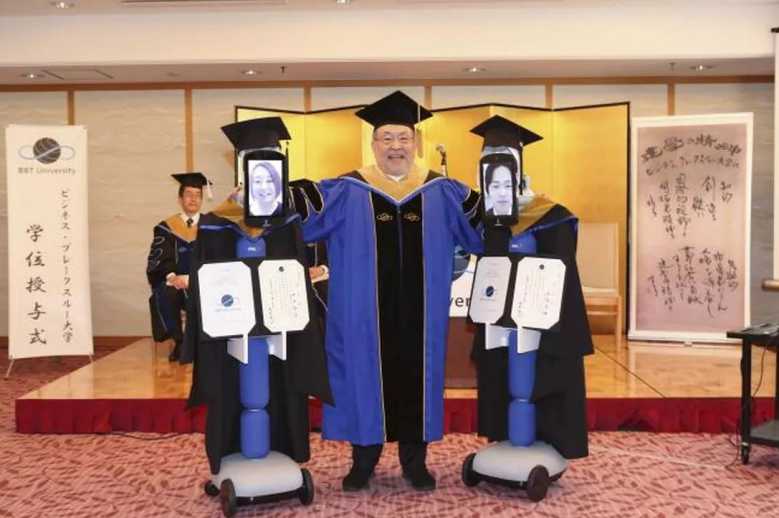 Au Japon, des étudiants se font remplacer par des robots pour leur remise de diplôme