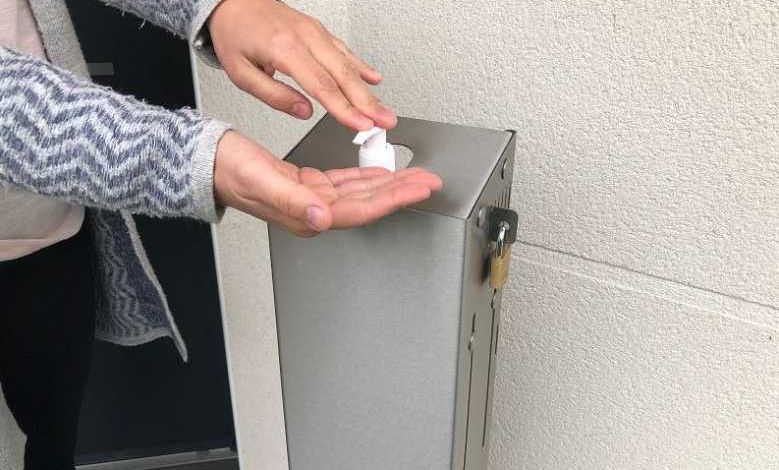 Une entreprise vendéenne lance une borne publique de gel hydroalcoolique, à monter soi-même !