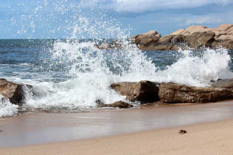 Pollution plastique : la brise marine serait en fait peut-être chargée de microplastique