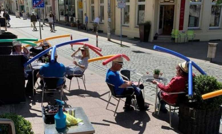 En Allemagne, un café propose des chapeaux-frites pour respecter la distanciation sociale