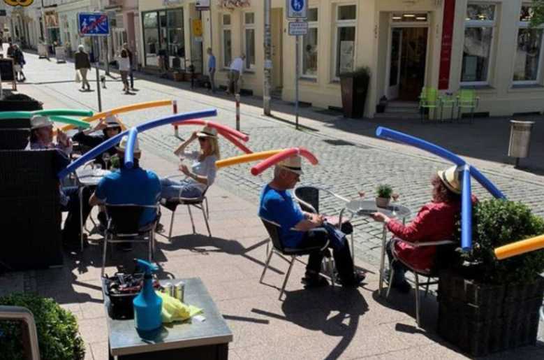 En Allemagne, un café propose des chapeaux-frites pour respecter la distanciation sociale