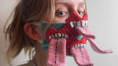 Une artiste tricote d’effrayants masques de protections pour sensibiliser aux mesures de distanciation sociale