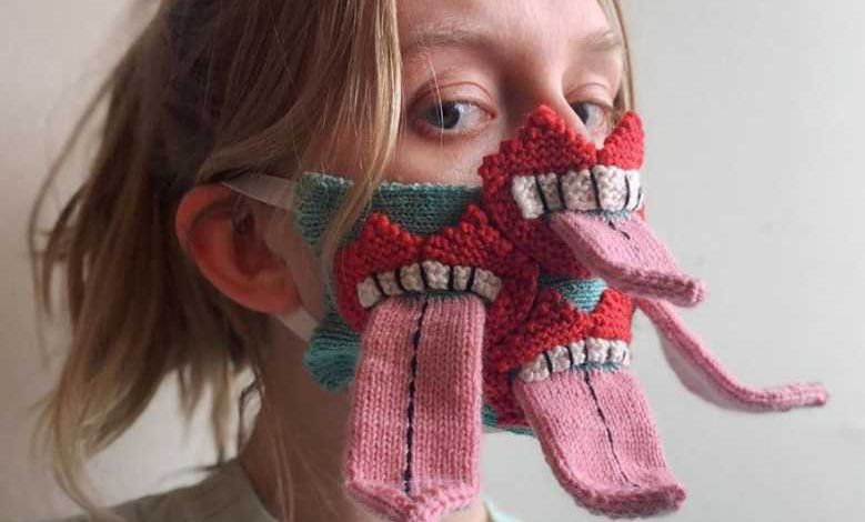 Une artiste tricote d’effrayants masques de protections pour sensibiliser aux mesures de distanciation sociale