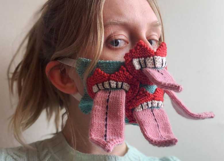 Une artiste tricote d’effrayants masques de protections pour sensibiliser aux mesures de distanciation sociale