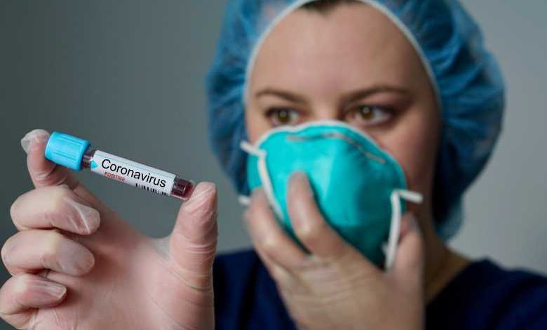 Des chercheurs de Harvard développent un masque qui devient fluo au contact de la Covid-19