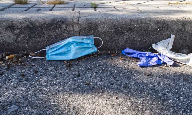 Italie : jeter un masque ou des gants dans la rue ou dans la nature coûte désormais 450€ d’amende !