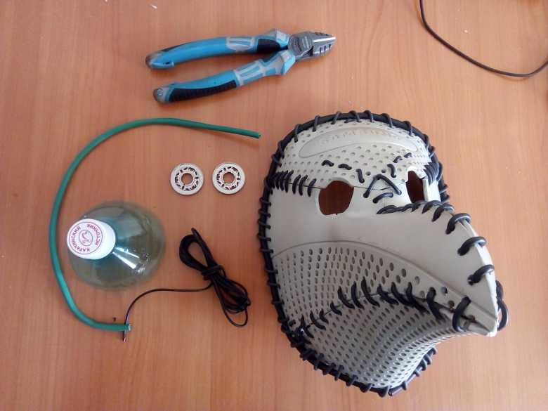 Un designer russe invente un masque "Peste Noire" avec une vieille carcasse d'ordinateur !