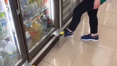 Dans ce magasin japonais, les poignées de portes des réfrigérateurs s'ouvrent avec... le pied !