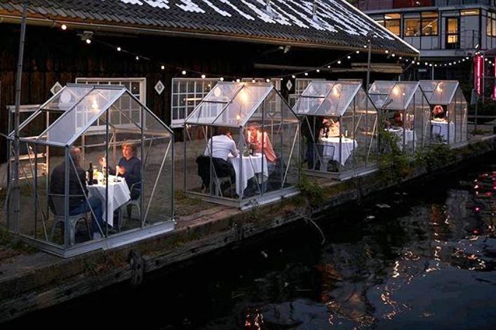 Amsterdam : un restaurateur installe des minis serres très intimistes pour servir ses clients en toute sécurité