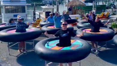 Un bar de plage propose des "tables bouées" roulantes pour faire respecter la distanciation sociale