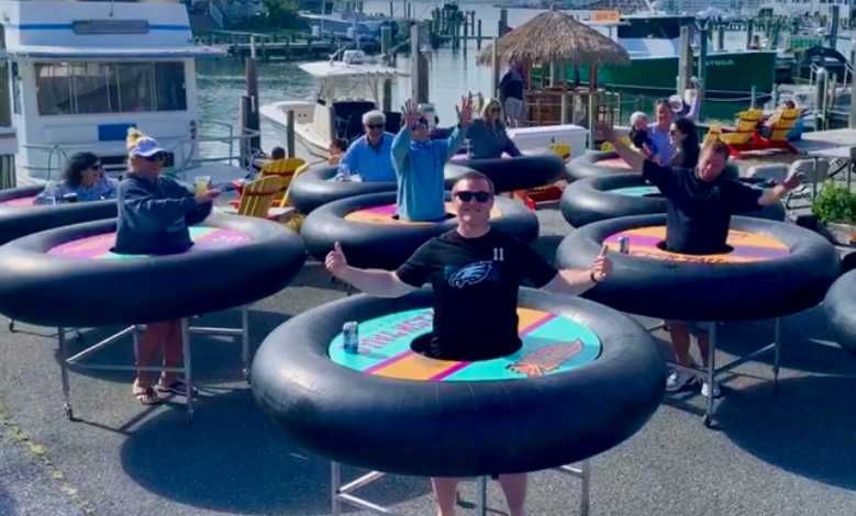 Un bar de plage propose des "tables bouées" roulantes pour faire respecter la distanciation sociale