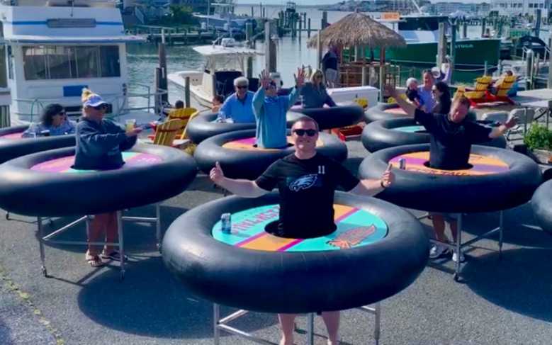 Un bar de plage propose des "tables bouées" roulantes pour faire respecter la distanciation sociale