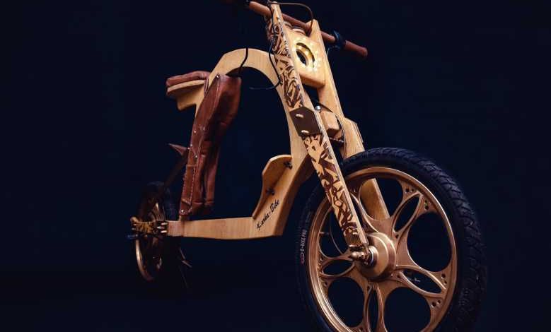 Tunisie : ils inventent une moto électrique alliant le cuir et le bois pendant le confinement !