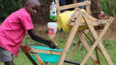 Au Kenya, un jeune garçon a inventé un dispositif semi-automatique pour se laver les mains