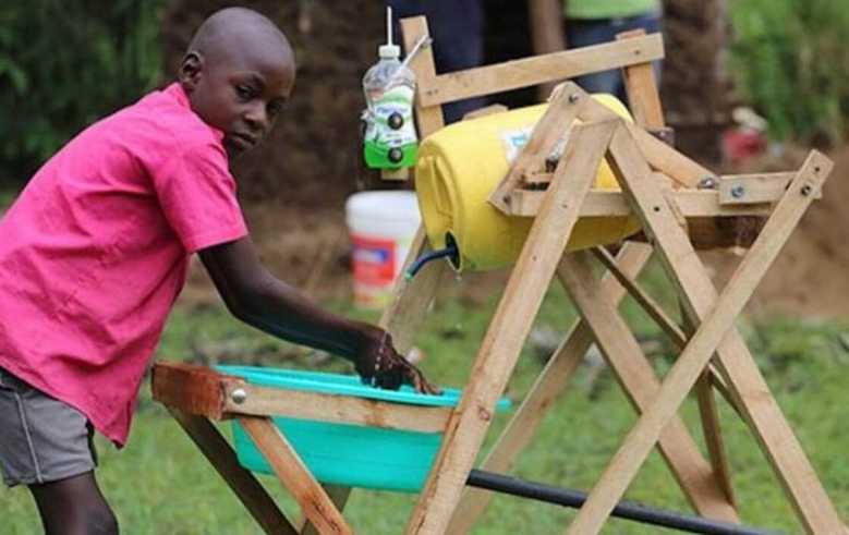 Au Kenya, un jeune garçon a inventé un dispositif semi-automatique pour se laver les mains