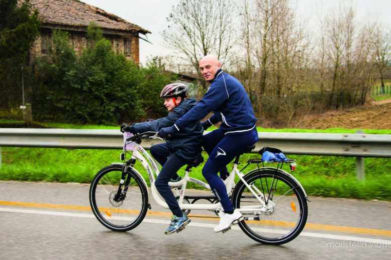 Découvrez le HugBike, un vélo tandem spécialement conçu pour les enfants atteints d'autisme