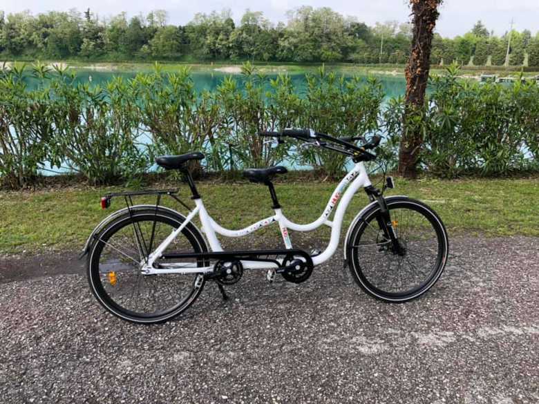 Découvrez le HugBike, un vélo tandem spécialement conçu pour les enfants atteints d'autisme