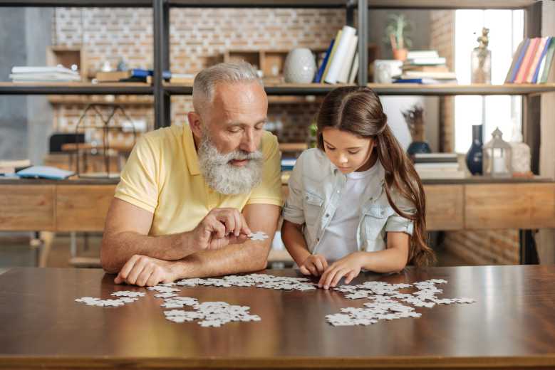 Faire un puzzle serait excellent pour notre moral... et pour conserver nos facultés intellectuelles