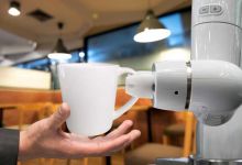Dans un café sud-coréen, des robots barista préparent et servent le café pour faire respecter la distanciation sociale