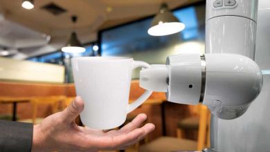 Dans un café sud-coréen, des robots barista préparent et servent le café pour faire respecter la distanciation sociale