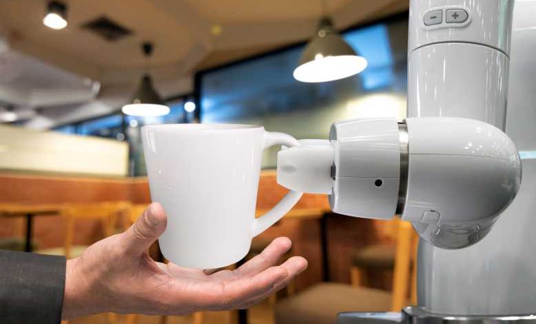 Dans un café sud-coréen, des robots barista préparent et servent le café pour faire respecter la distanciation sociale