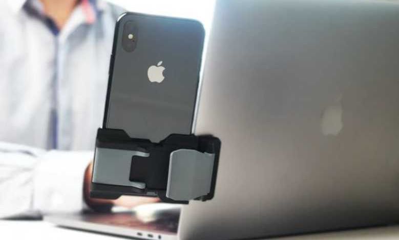 Phoneside, un ingénieux support de téléphone qui se fixe sur les écrans d'ordinateurs portables