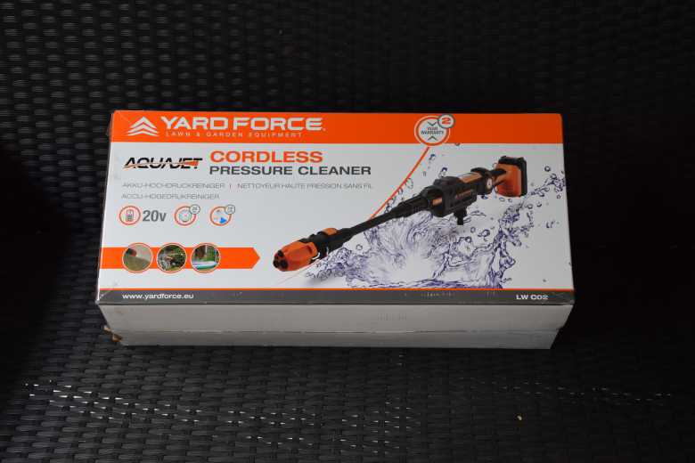 Nous avons testé le nettoyeur compact Aquajet de YardForce