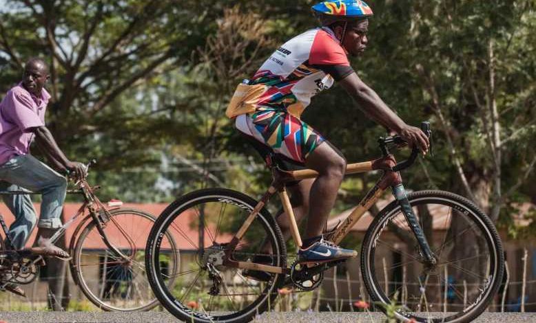 Ouganda : un homme répare de vieux vélos rouillés avec des bambous et c'est un succès fou !