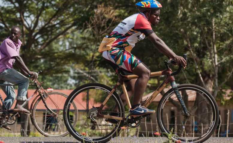 Ouganda : un homme répare de vieux vélos rouillés avec des bambous et c'est un succès fou !