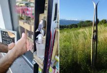 Deux savoyards inventent une borne distributrice de gel hydroalcoolique fabriquée à partir de skis mis au rebut !