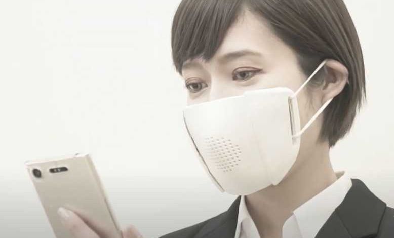 Une société japonaise invente un masque de protection avec un amplificateur et un traducteur intégré