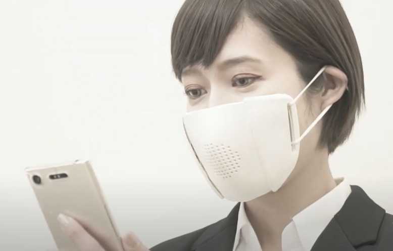 Une société japonaise invente un masque de protection avec un amplificateur et un traducteur intégré