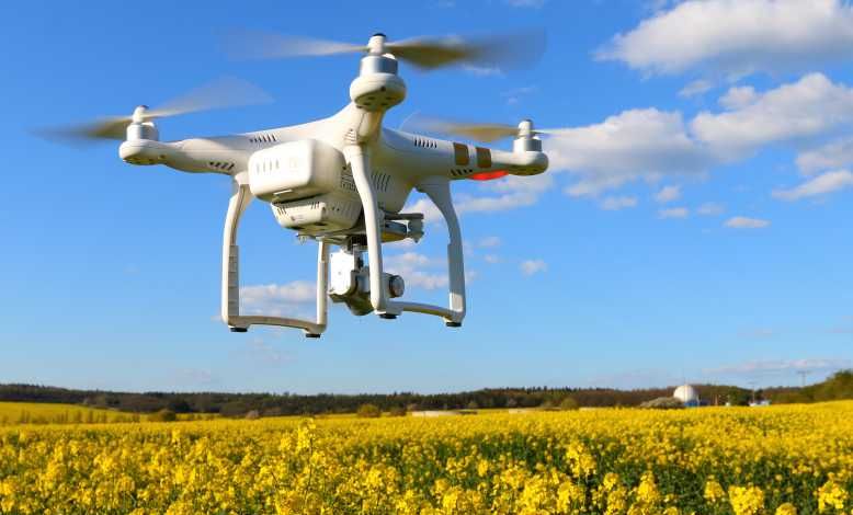 Des scientifiques travaillent sur un drone lanceur de "bulles de savons" pour polliniser les fleurs des arbres fruitiers