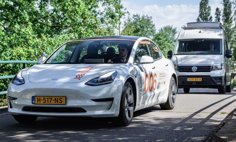 LightYear One équipe une Tesla Model 3 de panneaux solaires...