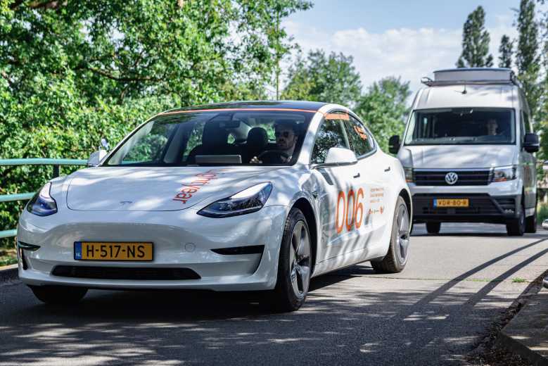 LightYear One équipe une Tesla Model 3 de panneaux solaires...