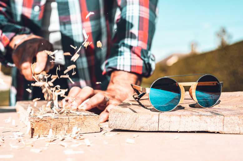 La tendance de l'été : les lunettes en bois ! Découvrez les nombreux avantages et les quelques inconvénients des lunettes en bois... Elles pourraient devenir votre accessoire mode indispensable... et original.