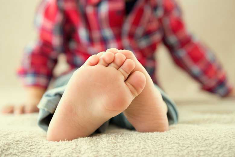 Adultes comme enfants, nous devrions tous marcher pieds-nus, voici pourquoi...