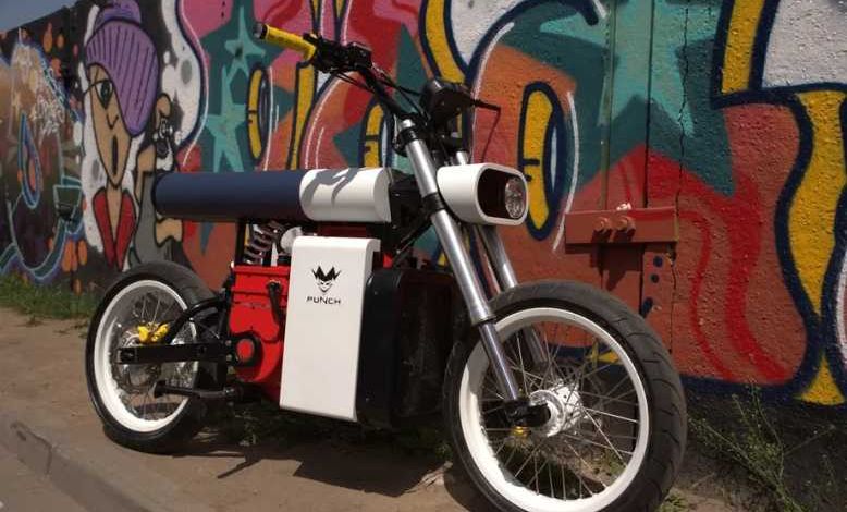 Découvrez la moto électrique biélorusse Punch Moto, un design rigolo mais des performances bien présentes !