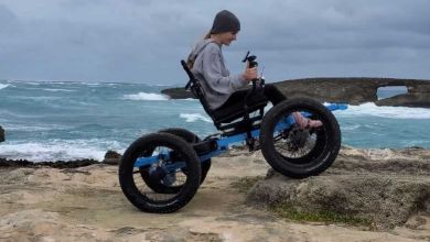 Il invente un fauteuil roulant tout-terrain pour que sa compagne puisse découvrir des endroits magiques !