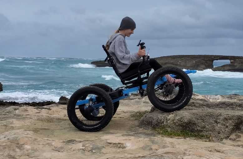 Il invente un fauteuil roulant tout-terrain pour que sa compagne puisse découvrir des endroits magiques !