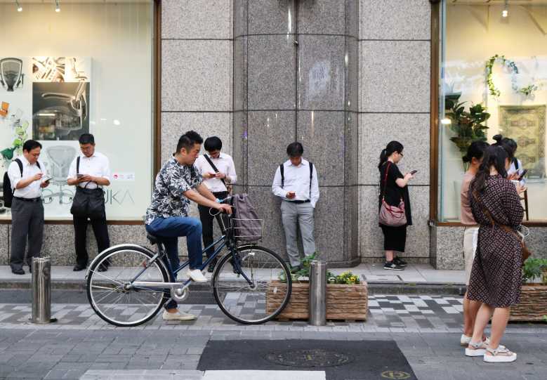 Japon : dans la ville de Yokohama, il est formellement interdit de marcher les yeux rivés sur son smartphone !