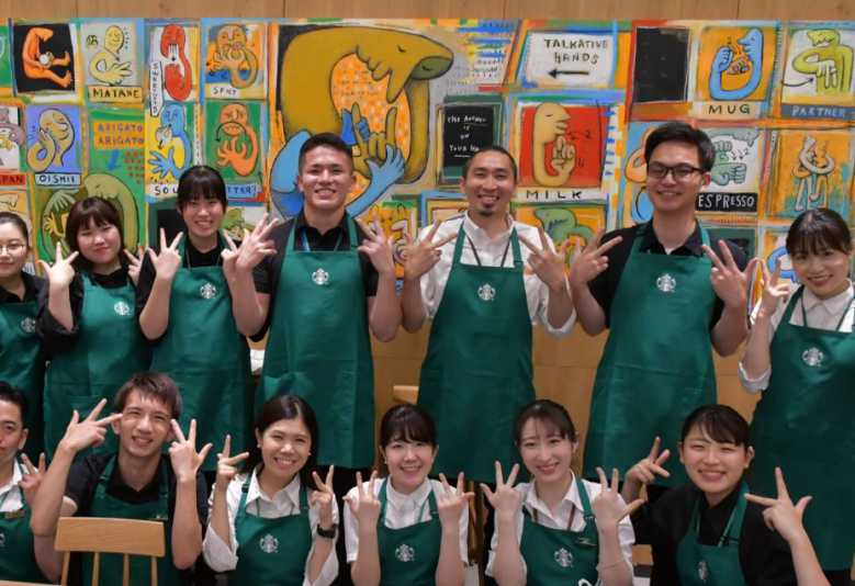 Japon : Starbucks ouvre le premier café dédié à la langue des signes !