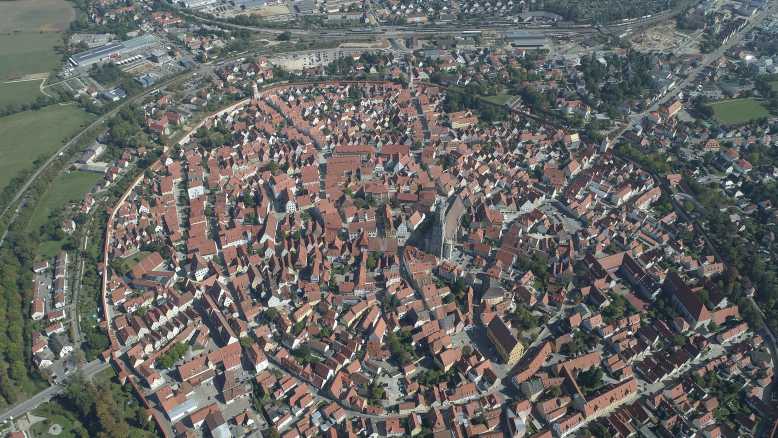 Construite au cœur du cratère d’une météorite, le sol de la ville allemande de Nördlingen regorge de diamants !  