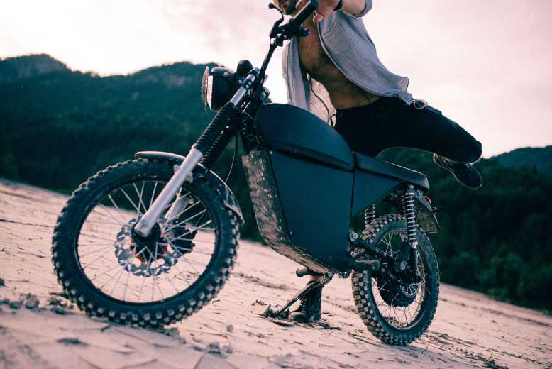 La moto électrique Black Tea Moped proposée à prix réduit sur Indiegogo