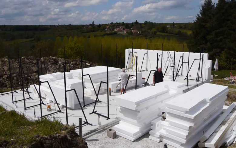 Cette entreprise fabrique des maisons à énergie positive avec d'énormes "blocs LEGO" en polystyrène