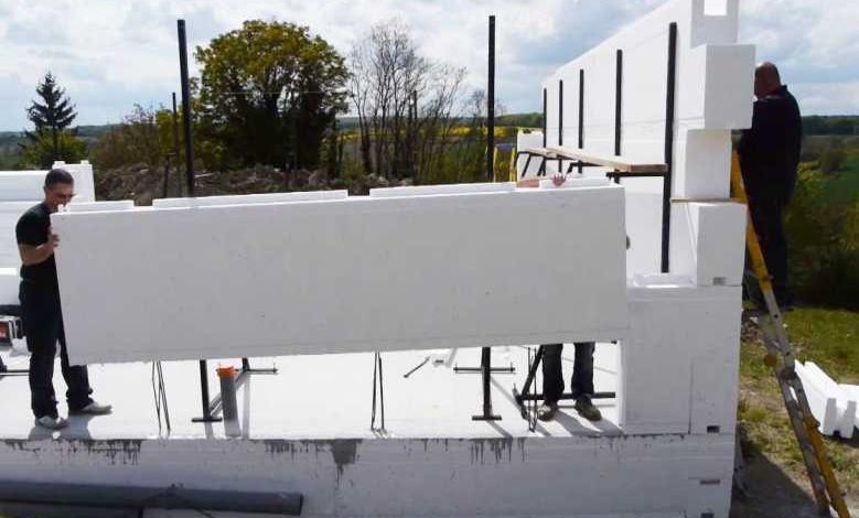Cette entreprise fabrique des maisons à énergie positive avec d'énormes "blocs LEGO" en polystyrène