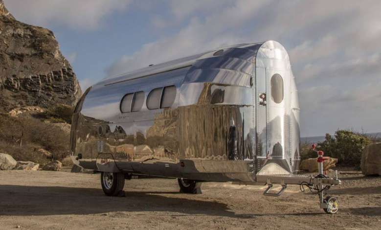 Bowlus présente une luxueuse caravane de 8m qui peut aussi recharger la batterie de votre voiture électrique !