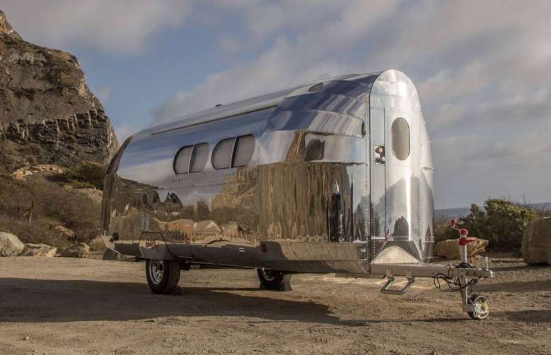 Bowlus présente une luxueuse caravane de 8m qui peut aussi recharger la batterie de votre voiture électrique !