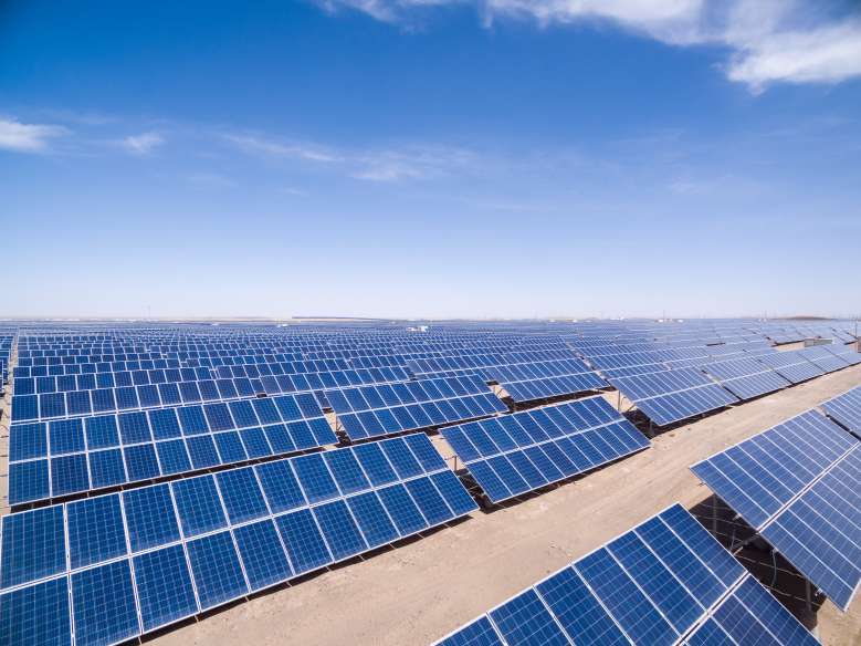 Energie : la plus grande centrale solaire du monde devrait voir le jour en 2022 aux Emirats Arabes Unis