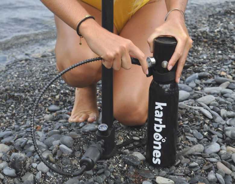 Karbones : une mini bouteille de plongée pour nager librement jusqu’à 12 minutes sous l’eau